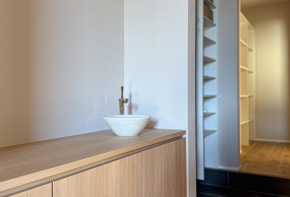 玄関には造作手洗い洗面