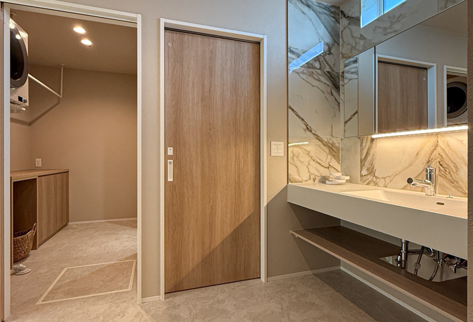 独立洗面台と脱衣室+ランドリースペース