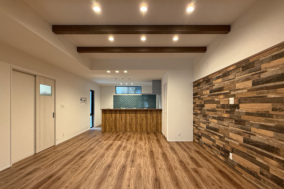 梁を見せた折り上げ天井